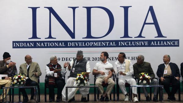 Conferência de imprensa no final da reunião nacional da coligação de oposição indiana esta terça-feira. Foto de RAJAT GUPTA/EPA/Lusa.