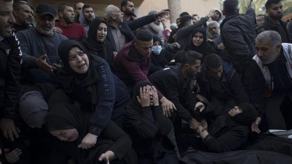 Famílias choram pelos seus mortos em Khan Younis, no sul de Gaza