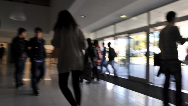 estudantes no hall da escola
