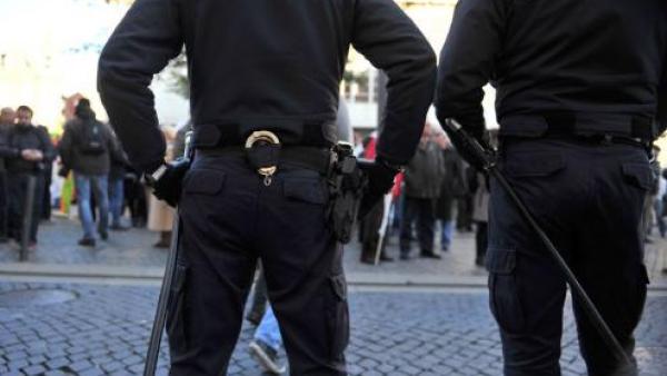 Dois agentes da polícia de costas.