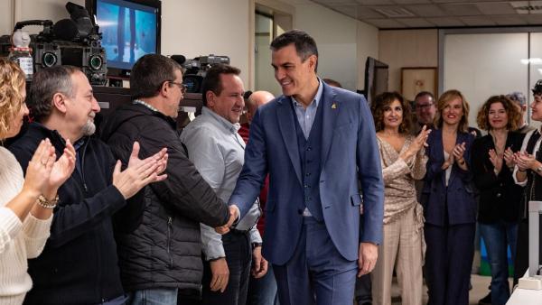 Pedro Sánchez com funcionários do partido na sede do PSOE.