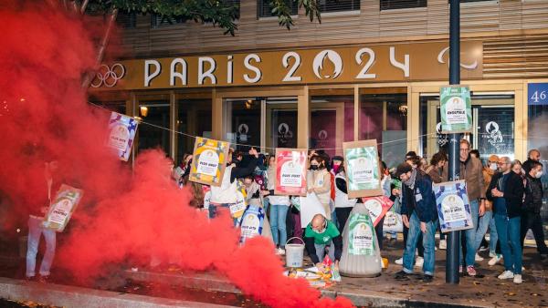 Ação do grupo "O reverso da medalha" frente à sede do Comité Organizador dos Jogos Olímpicos de 2024.