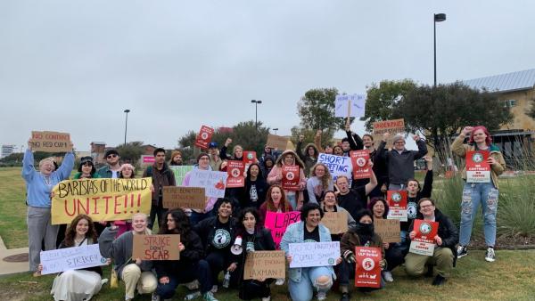 Trabalhadores da Starbucks no norte do Texas em greve. Foto de @TexasAFLCIO.