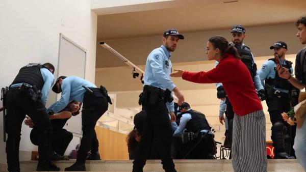 Agentes da PSP detêm estudantes na Faculdade de Psicologia da UL