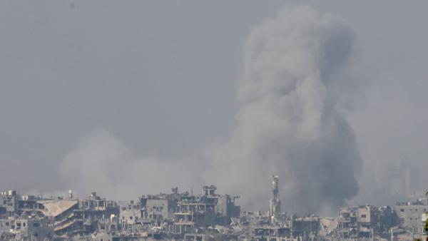 Colunas de fumo no norte da Faixa de Gaza após um ataque militar israelita, vistas a partir do sul de Israel, 2 de novembro de 2023.