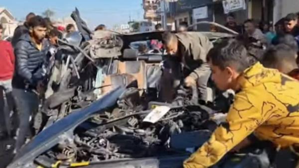 Destroços do carro bombardeado onde seguiam os três jornalistas