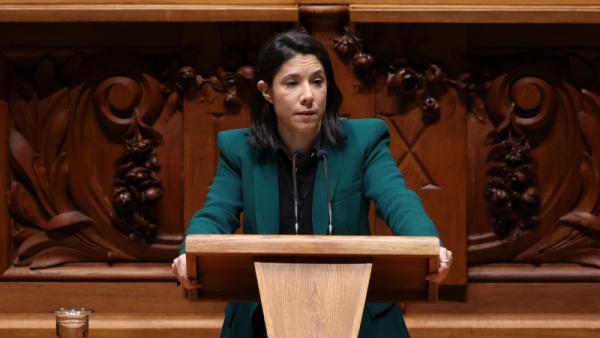 Joana Mortágua no plenário da Assembleia da República.