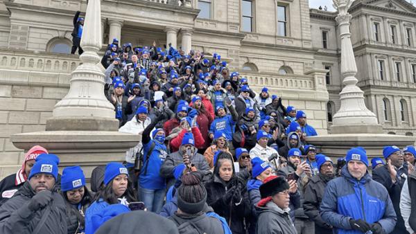 Trabalhadores dos casinos de Detroit em frente ao capitólio local. Foto do CDC.