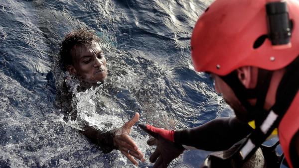 Migrantes no Mediterrâneo. Foto publicada no Viento Sur.
