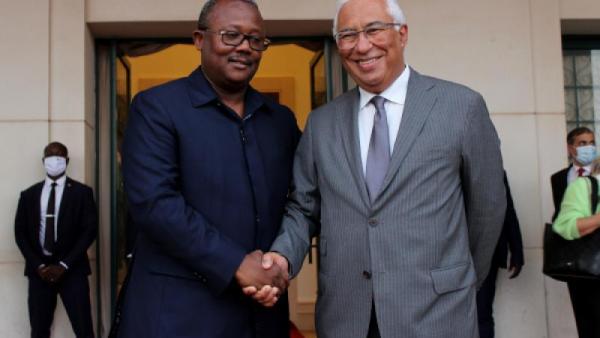 O primeiro-ministro, António Costa, cumprimenta o Presidente da Guiné-Bissau, Umaro Sissoco Embaló, à chegada para um encontro bilateral entre delegações dos dois países, em Bissau, Guiné-Bissau, 5 de março de 2022.