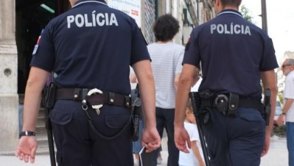 Dois agentes da polícia de costas.