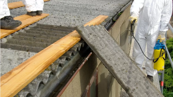 Remoção de amianto. Foto da Zero.