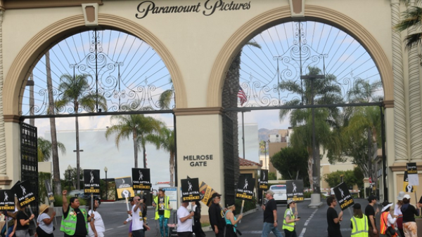 Atores em greve em frente à Paramount. Foto da SAG-AFTRA.