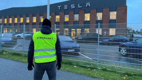 Grevista em frente à Tesla. Foto do IF Metall.