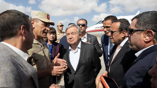 António Guterres a caminho da passagem de Rafah, onde apelou à entrada da ajuda humanitária em Gaza.