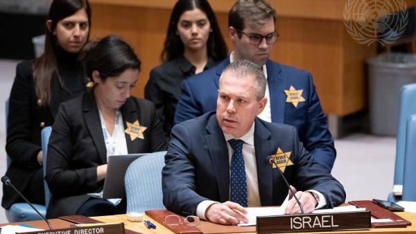 Gilad Erdan e a delegação israelita com a estrela de David amarela usada pelos nazis