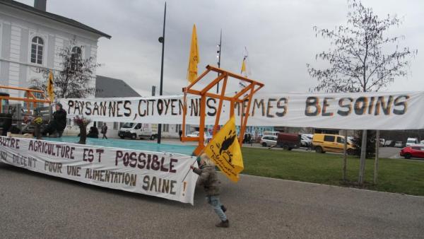 Protesto de agricultores que exigem "uma outra agricultura". Foto do Contretemps.
