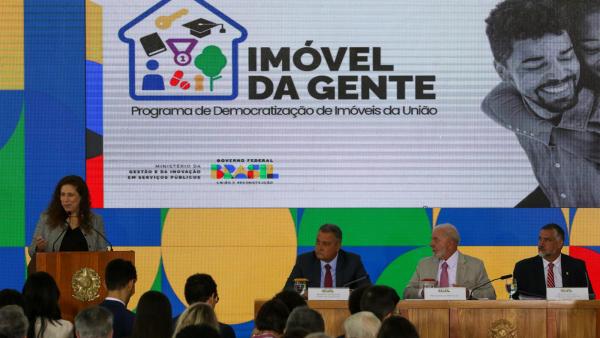 Lula, a ministra de Gestão e Inovação em Serviços Públicos, Esther Dweck, e outros membros do governo no lançamento do Programa de Democratização dos Imóveis da União. Foto: Fabio Rodrigues-Pozzebom/ Agência Brasil.