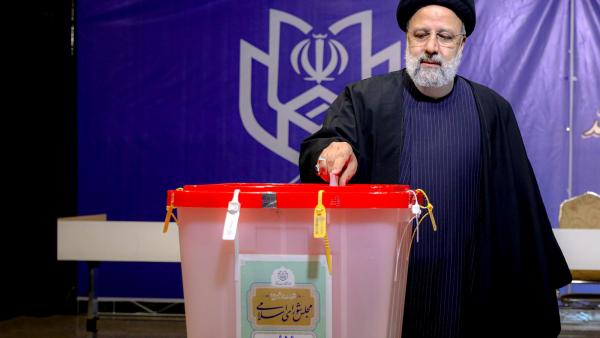 Raisi, o presidente iraniano, vota para a Assembleia de Peritos. Foto da Presidência do Irão.