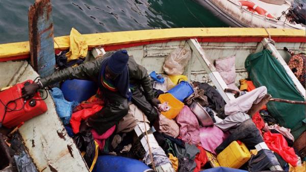 Migrante num pequeno barco.