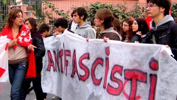 Manifestação com faixa antifascista em Itália.