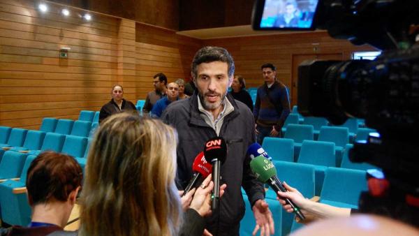 António Lima dá declarações aos jornalistas no Cineteatro Miramar, em Rabo de Peixe.