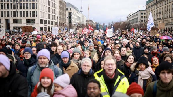 Manifestação contra a extrema-direita em Berlim. Foto de CLEMENS BILAN/EPA/Lusa.