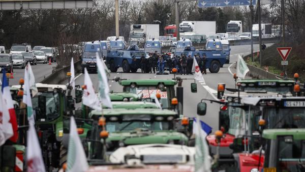 Auto-estrada A6 bloqueada a sul de Paris. Foto de YOAN VALAT/EPA/Lusa.