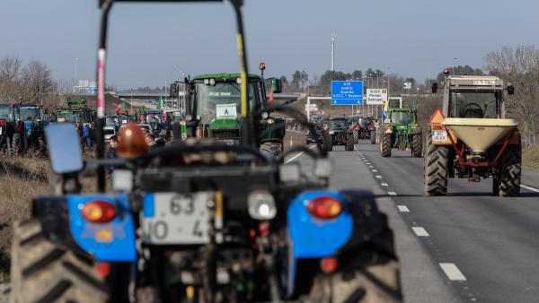 Bloqueio da A25 junto a Vilar Formoso. Foto de MIGUEL PEREIRA DA SILVA/LUSA.