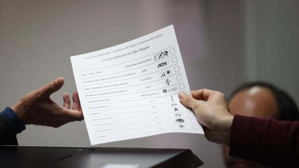 Mesa de voto em Ponta Delgada.