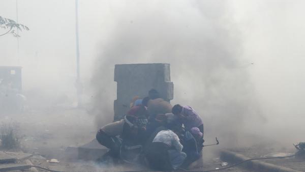 Agricultores indianos protegem-se do gás lacrimogéneo. RAJAT GUPTA/EPA/Lusa.