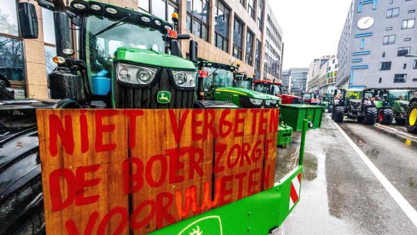 Manifestação de agricultores em Bruxelas. Foto de OLIVIER MATTHYS/EPA.