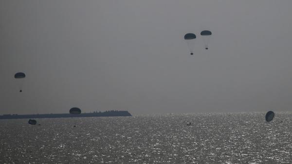 Avião jordano lança ajuda humanitária no mar a sul de Gaza, 26 de fevereiro de  2024. Foto de MOHAMMED SABER/EPA/Lusa.