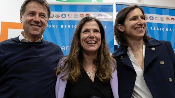 Giuseppe Conte, Alessandra Todde e Elly Schlein celebram vitória. FABIO MURRU/EPA/Lusa.