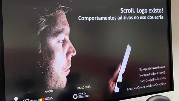 Homem a olhar para telemóvel Imagem da apresentação do estudo)