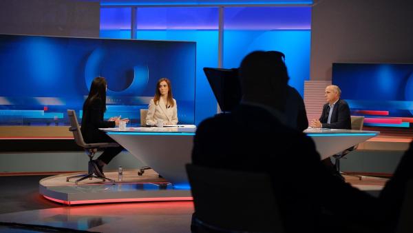 Mariana Mortágua e Paulo Raimundo no estúdio do debate deste domingo