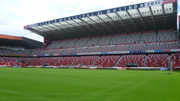 Interior do estádio El Molinón, em Gijón.