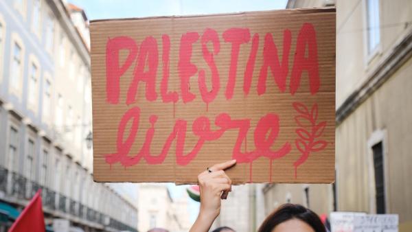 Cartaz onde se lê: "Palestina Livre".