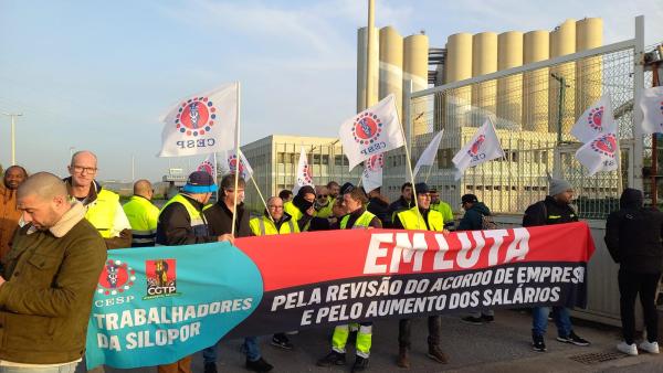 Piquete de greve dos trabalhadores da Silopor no terminal da Trafaria.