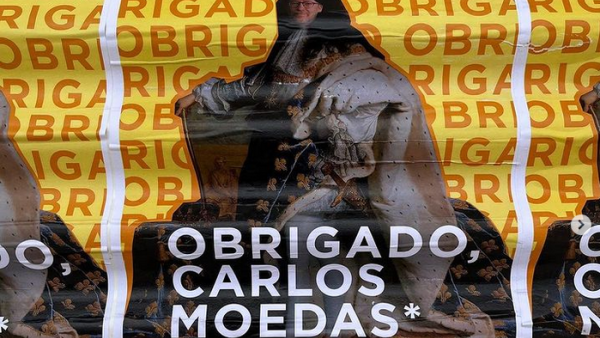 Cartaz onde se vê a figura do presidente da Câmara Municipal de Lisboa e onde se lê: "Obrigada, Carlos Moedas