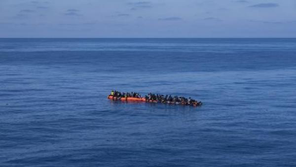 Refugiados em embarcação de borracha no Mediterrâneo.