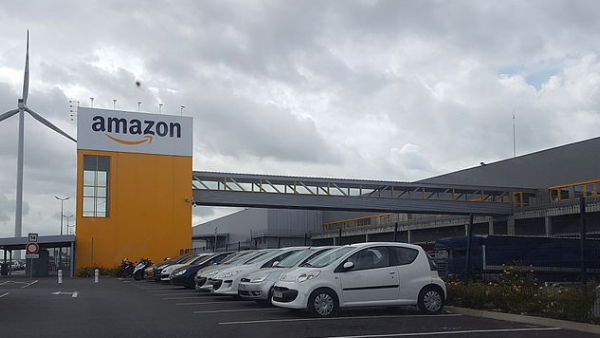 Armazém da Amazon em Lauwin-Planque. Foto de Supporterhéninois/wikimedia commons.