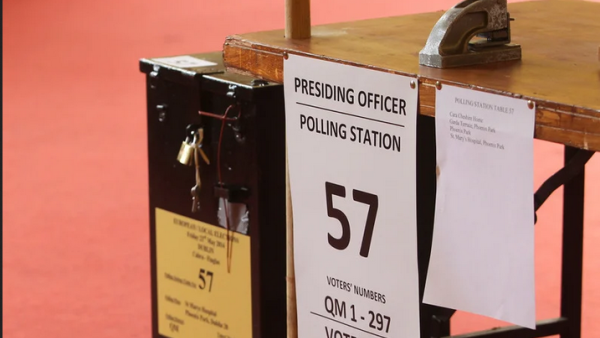 Mesas de voto. Foto da Comissão Eleitoral irlandesa.
