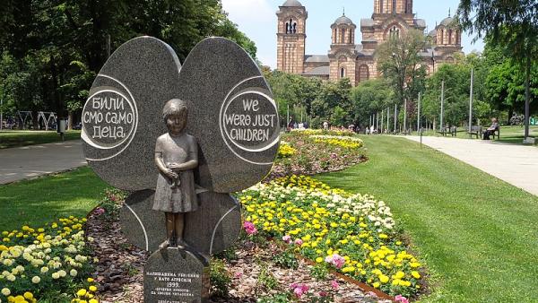 Parque Tašmajdan em Belgrado. Foto de uma escultura de Milica Rakić em homenagem às crianças mortas pelos ataques da Nato. Foto de Andrija1234567/Wikimedia Commons.
