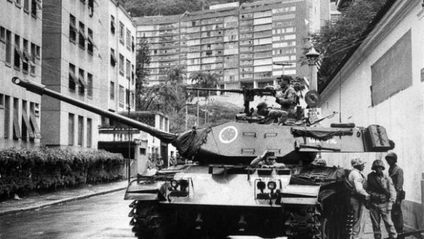 Tanque em rua do Rio de Janeiro