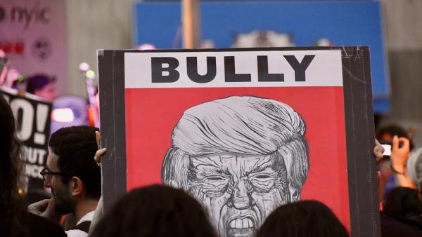 Cartaz com Trump como bully.