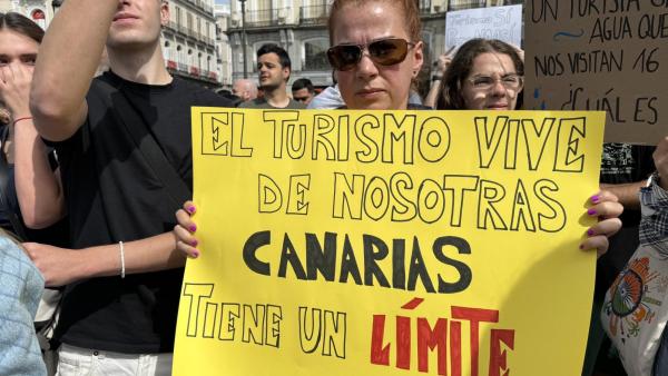 Manifestante nas Canárias com um cartaz a defender que a região "tem um limite".