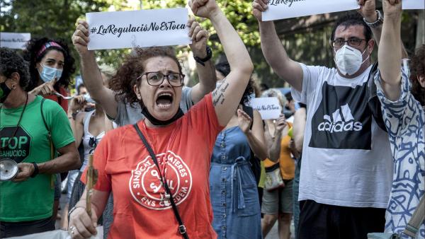 Manifestação na sede do PSOE em resposta à ameaça de suspensão da Lei 11/2020 pelo Tribunal Constitucional. A ação, integrada na campanha #LaRegulaciónNoEsToca!, defendeu a manutenção em vigor da lei catalã de regulamentação do arrendamento. Barcelona, 14 de junho de 2021. Ivan Giesen