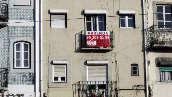 casa com anúncio de arrendamento