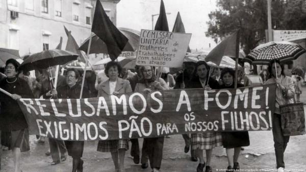 Manifestação de mulheres em Portugal durante a década de 1970. Foto: UMAR/Centro de Documentação e Arquivo Feminista Elina Guimarães.